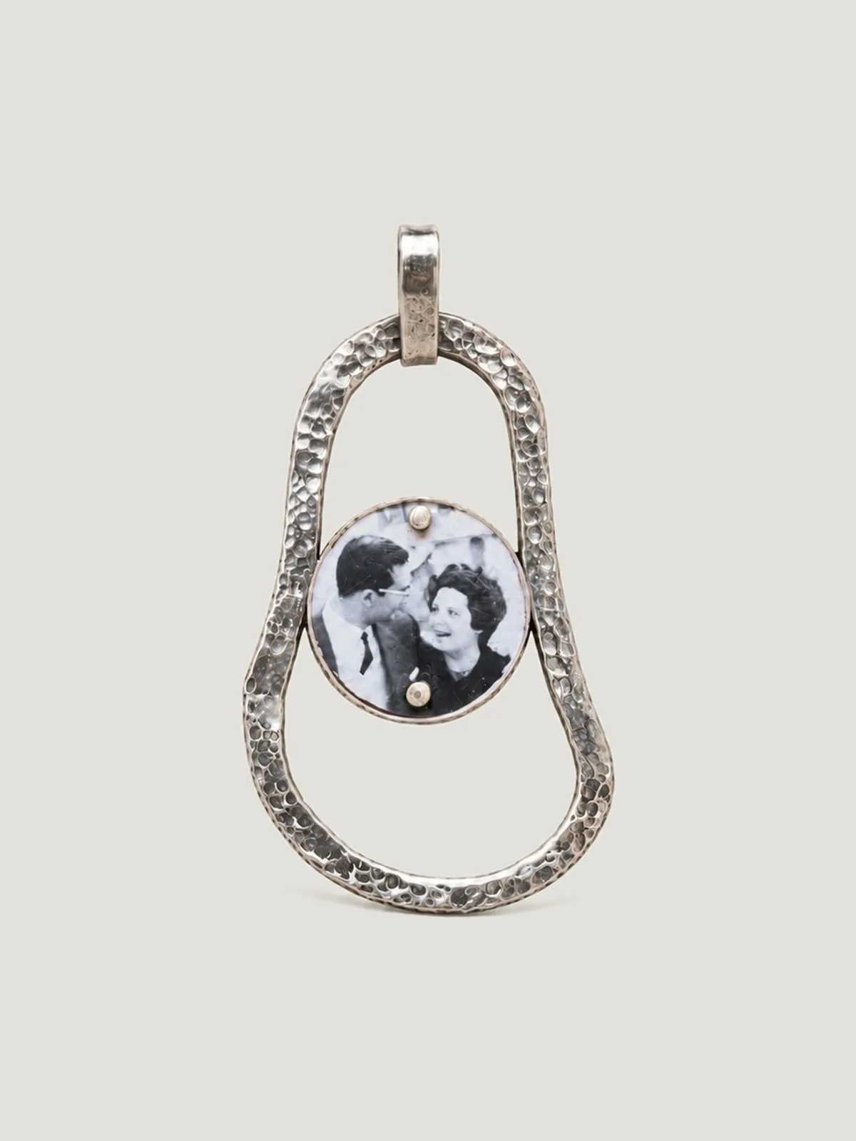 Colgante de plata martillada con una fotografía en blanco y negro