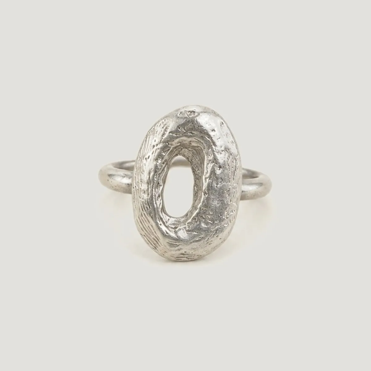 Anillo de plata con textura, hecho con un molde de hueso de sepia