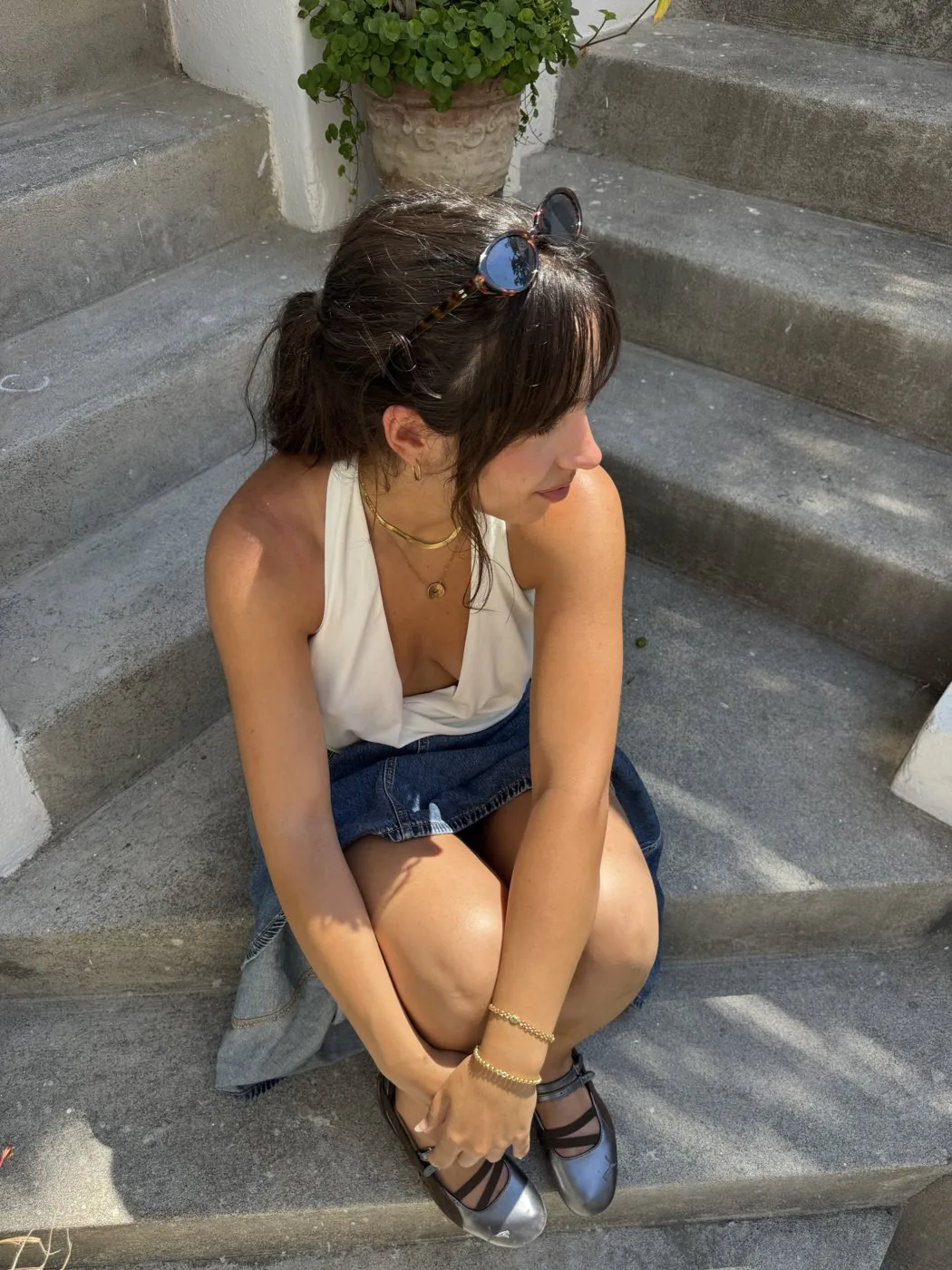 Lucía Genovard sentada en unas escaleras de piedra al sol